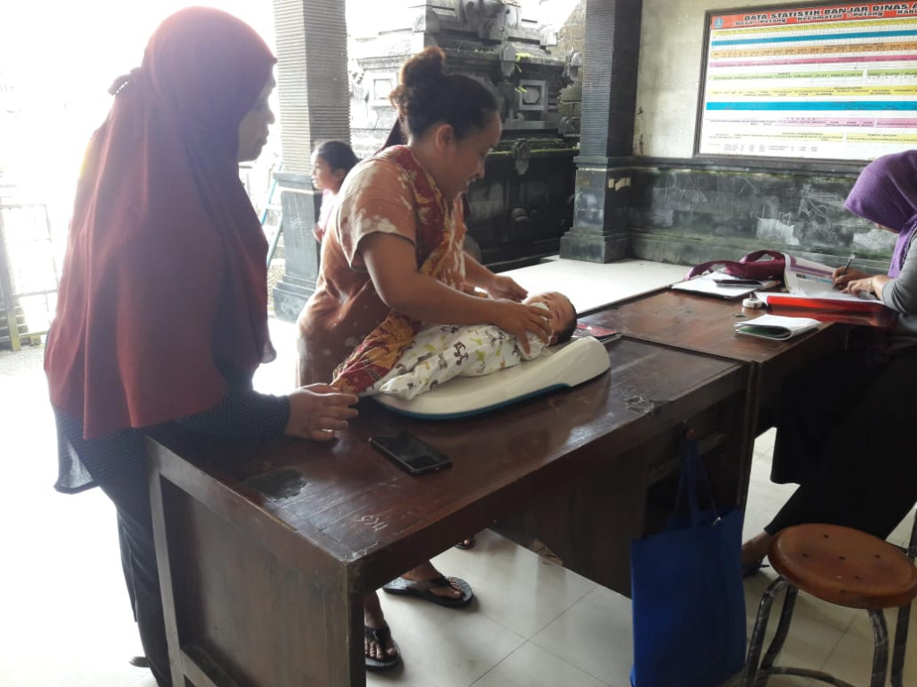 Kegiatan Posyandu, Memberikan Pelayanan Imunisasi Bagi Balita di Balai Banjar Petang Tengah dan Angantiga